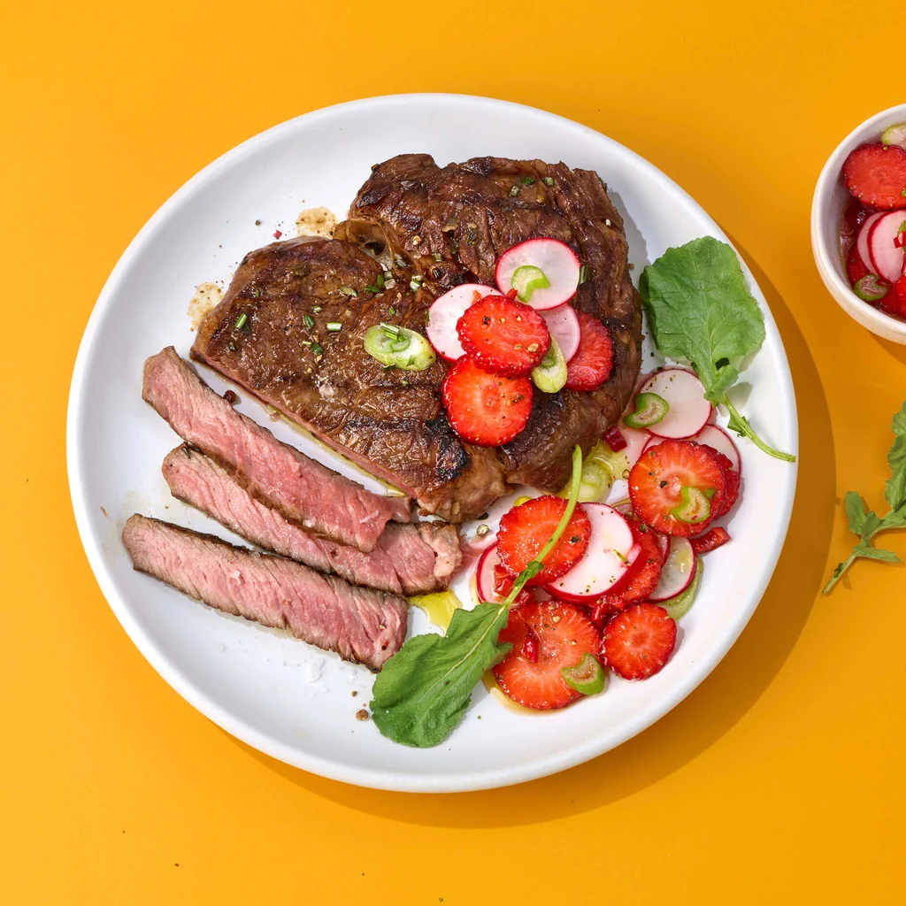 Hohrückensteak mit Erdbeer-Radieschen-Salsa