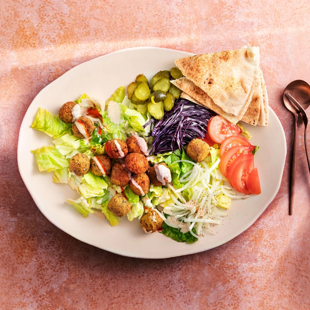 Falafelsalat mit Cocktaildressing