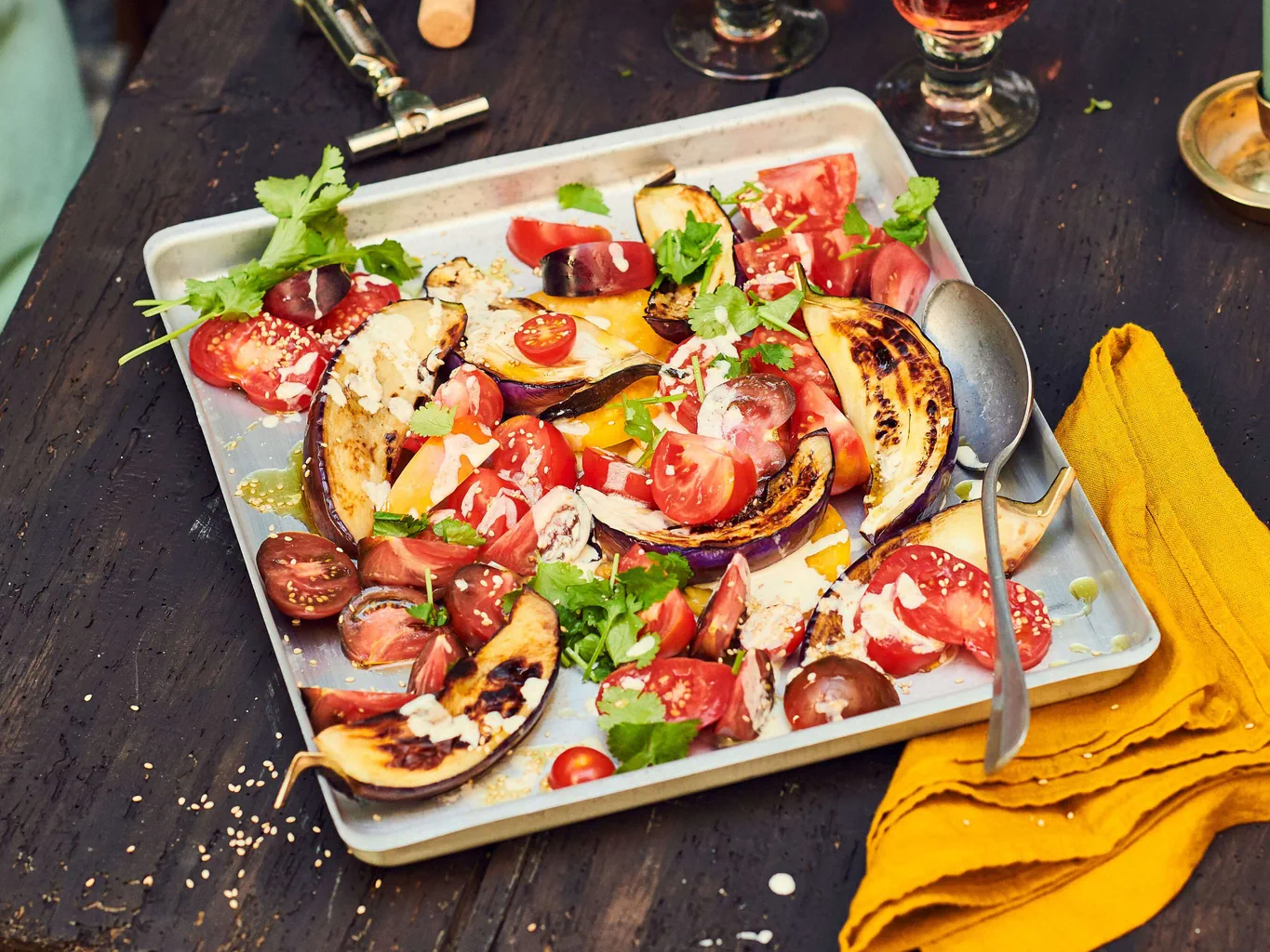Auberginen und Tomaten mit Tahini-Dressing