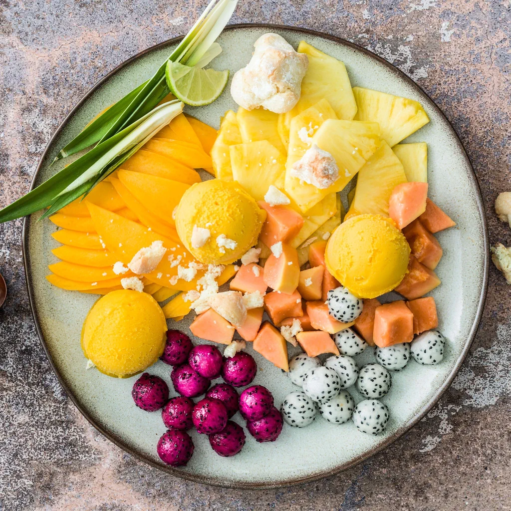 Exotischer Fruchtsalat mit Sorbet