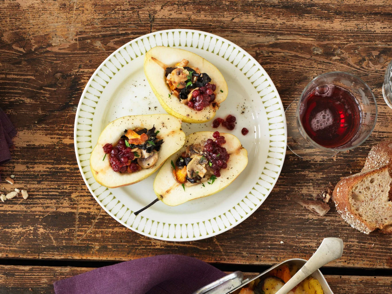Poires braisées avec champignons et airelles