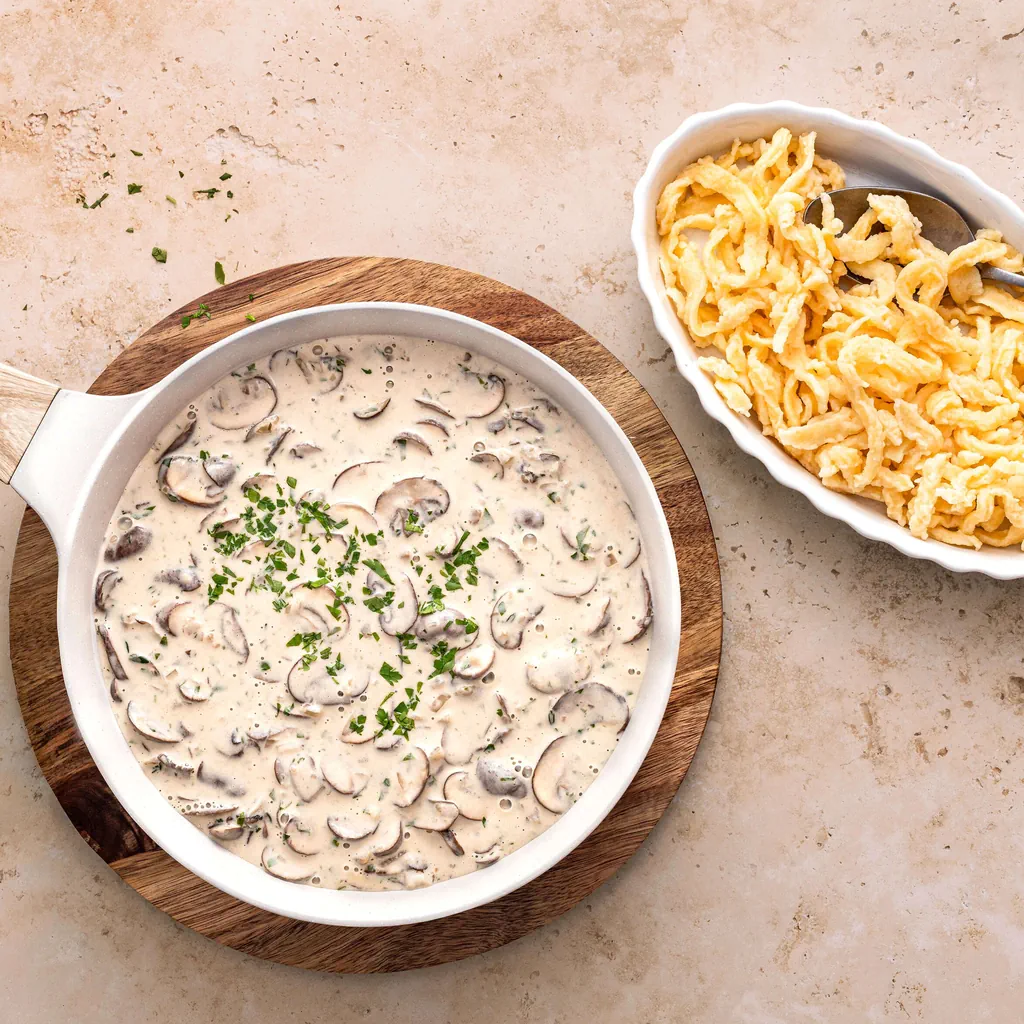 Spätzli con salsa alla panna e ai funghi