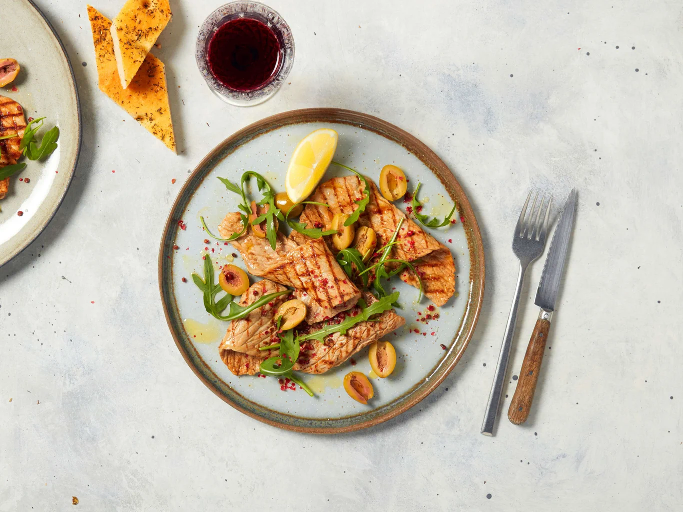 Paillard di vitello con olive all'aglio