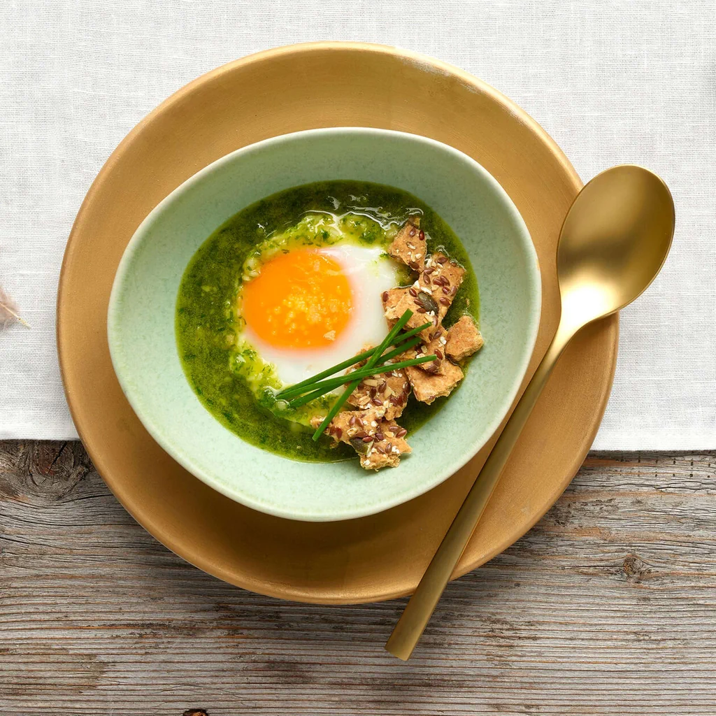 Uovo affogato con pesto all’erba cipollina