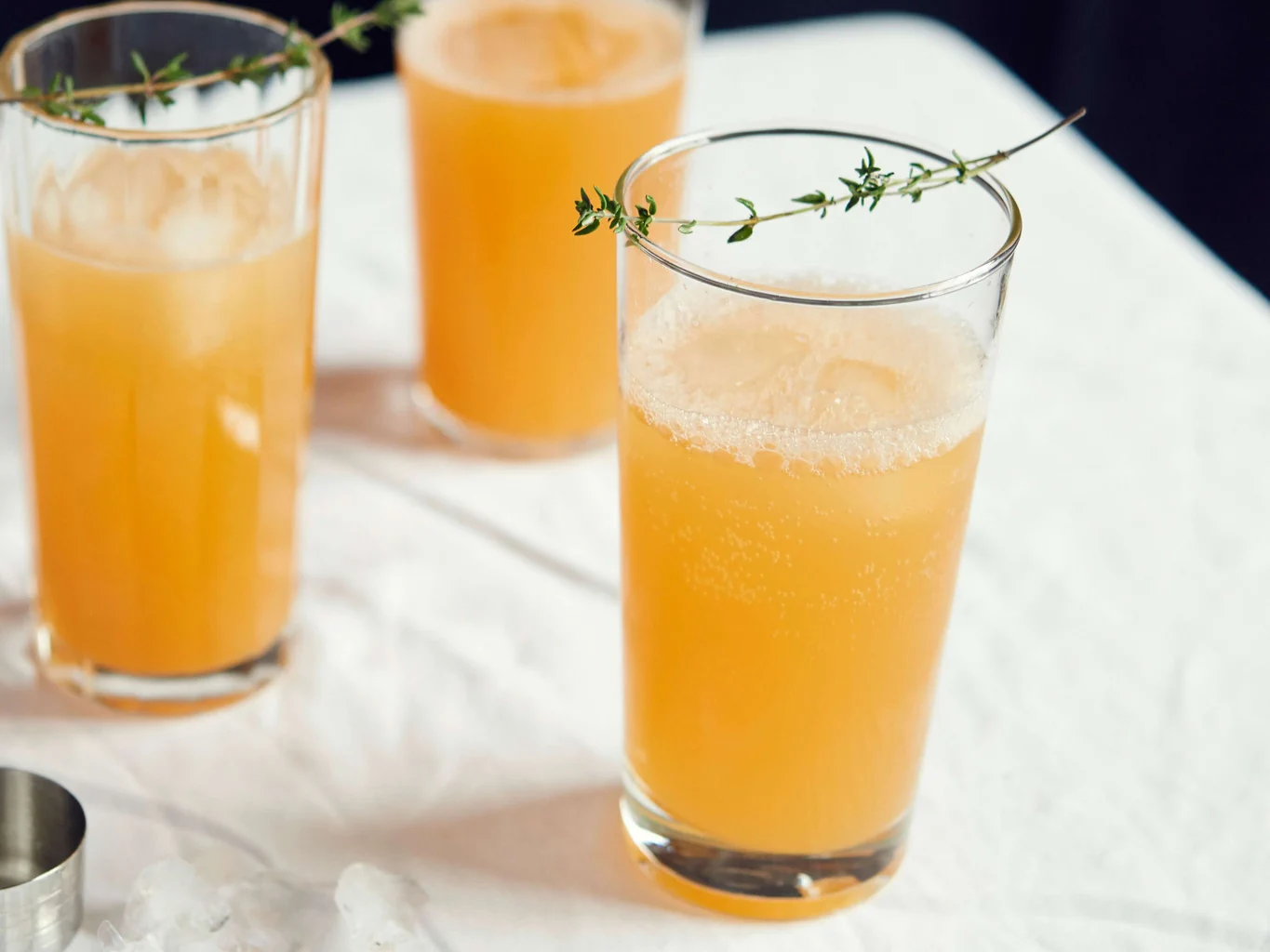 Gin-Aprikosen-Schaumwein-Cocktail