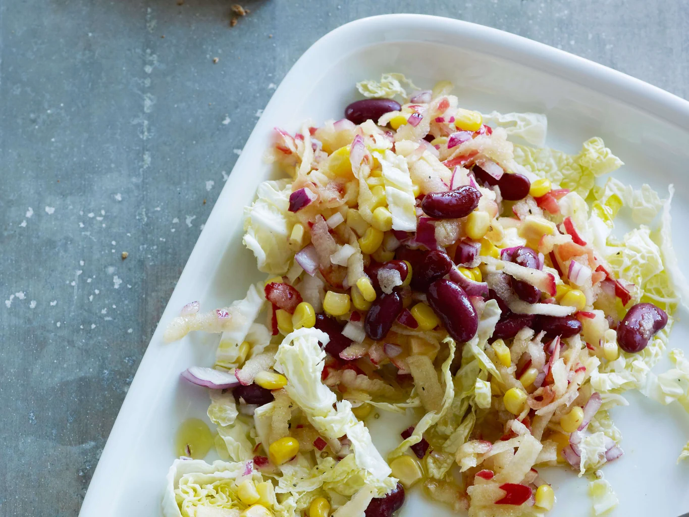 Insalata invernale con mele e fagioli rossi