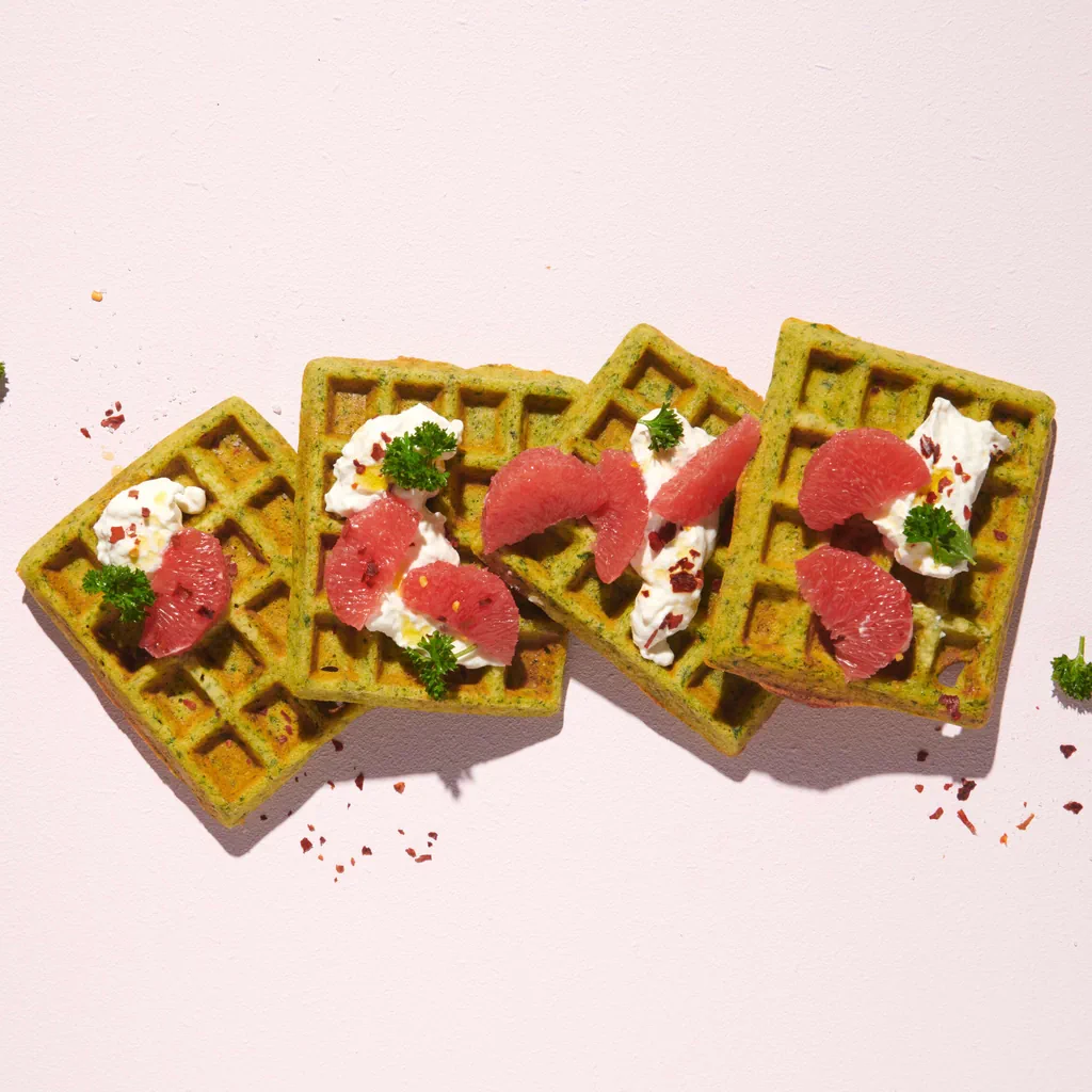 Waffle al prezzemolo con burrata e pompelmo 