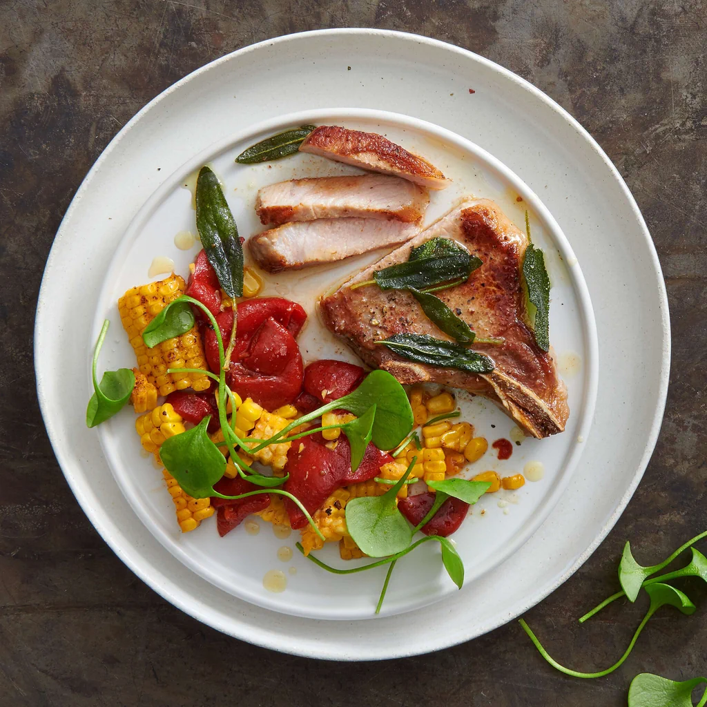 Costolette di maiale con burro alla salvia e insalata di mais