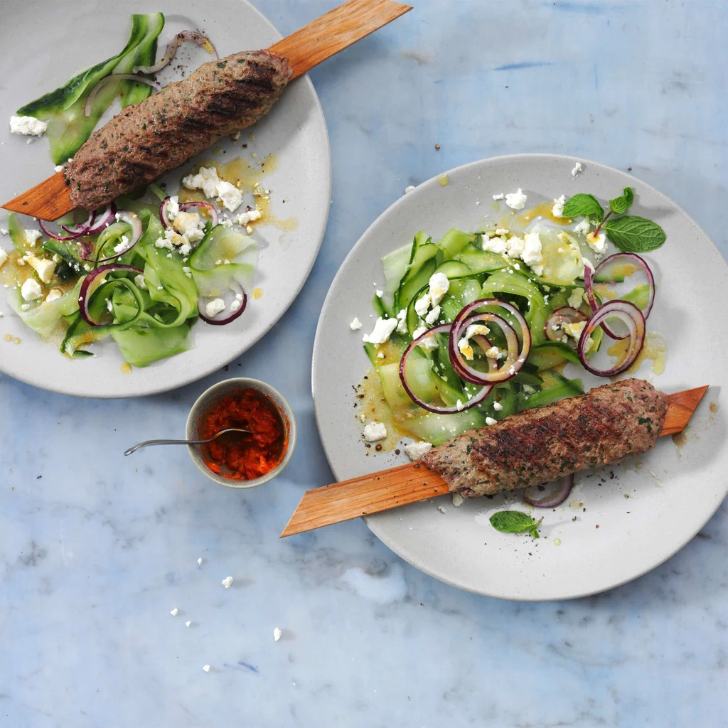 Lammhackfleischspiess mit Gurkensalat