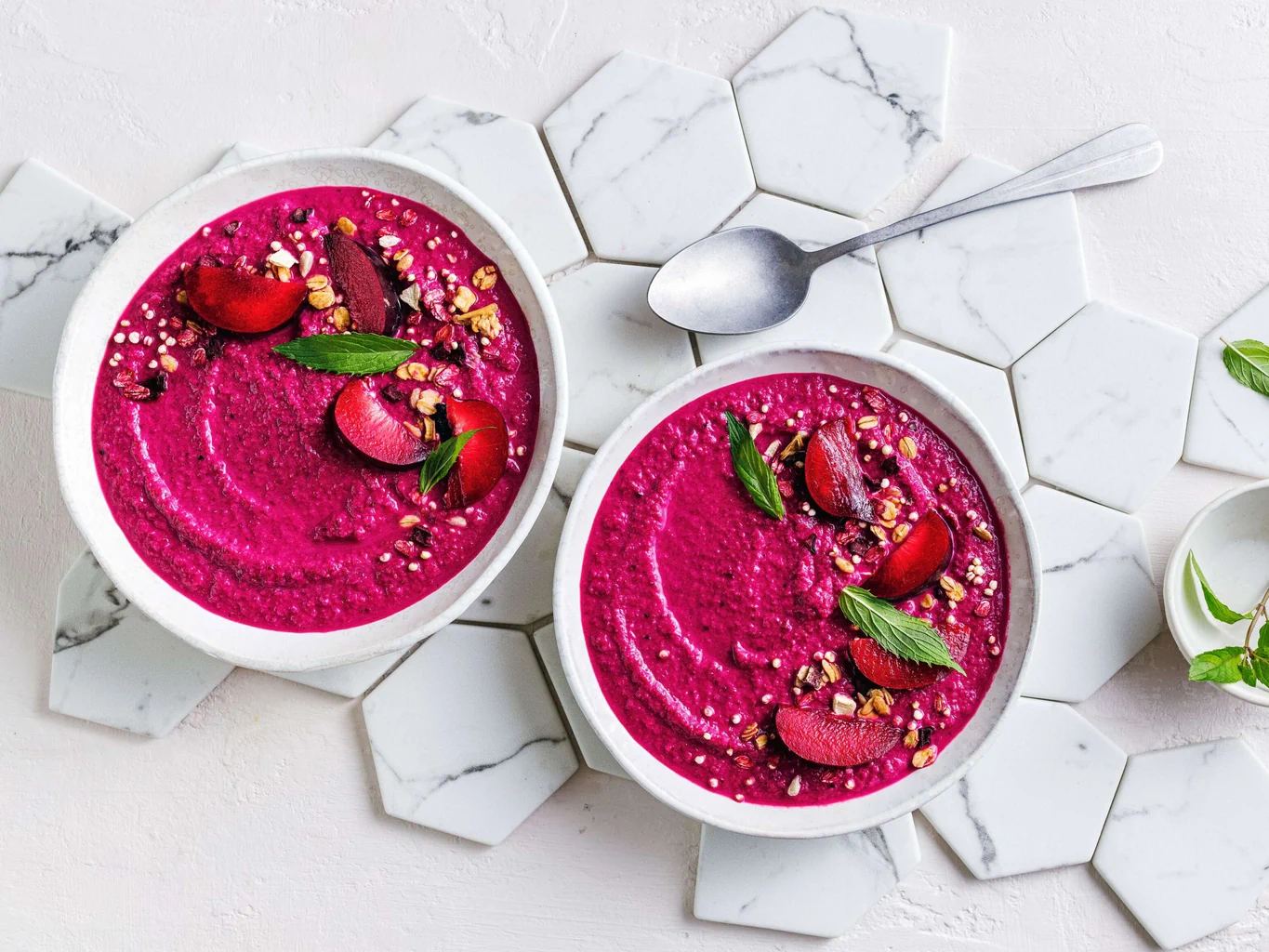 Smoothie bowl alle prugne e alla barbabietola