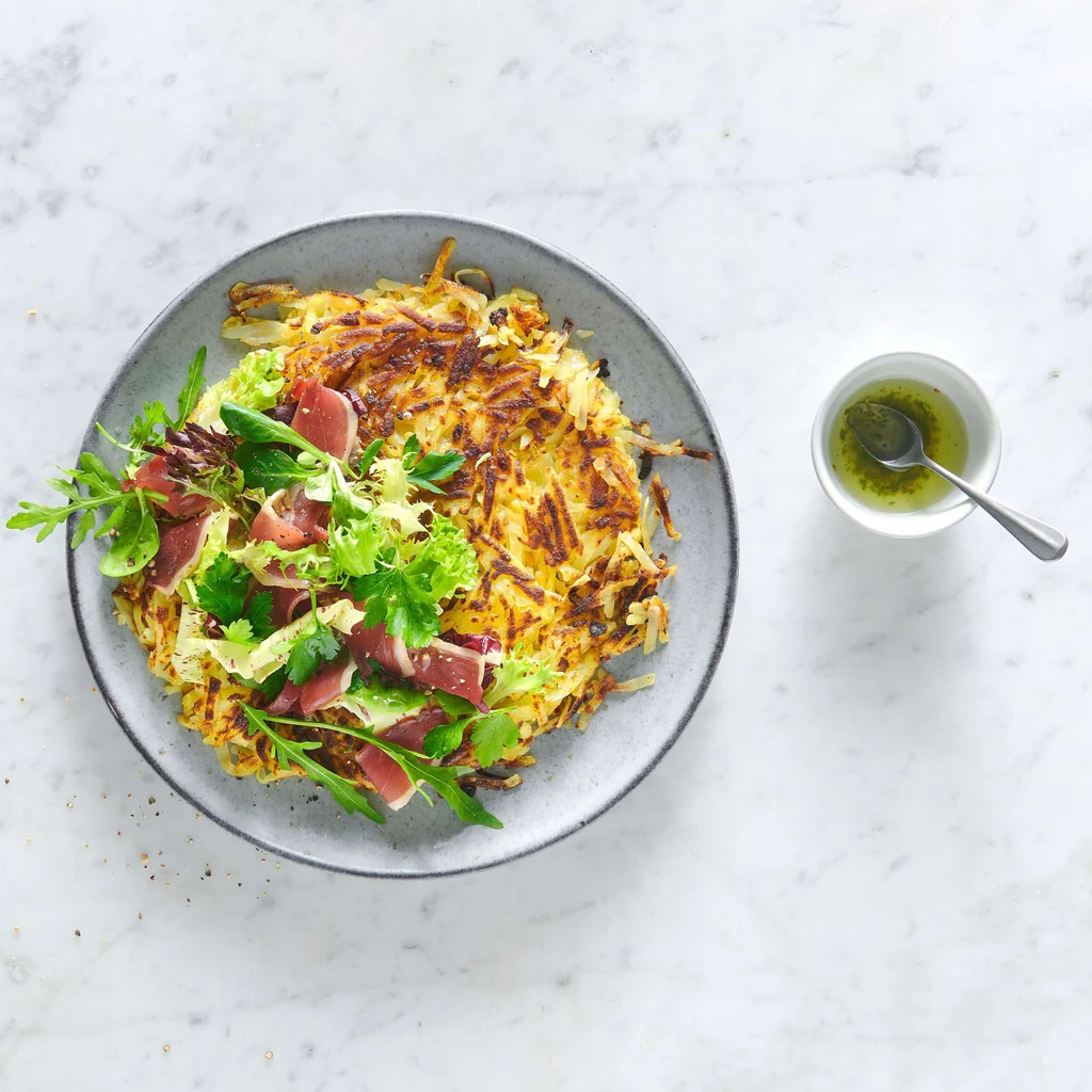 Rösti de pommes de terre crues avec filet de canard fumé