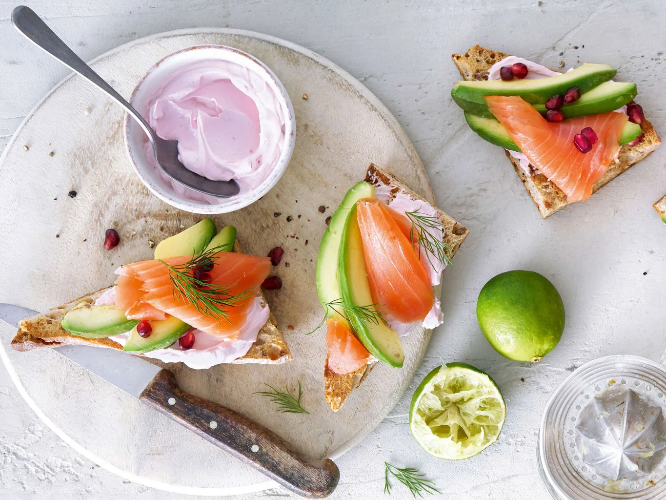 Avocado-Lachs-Brötli mit rosa Frischkäse