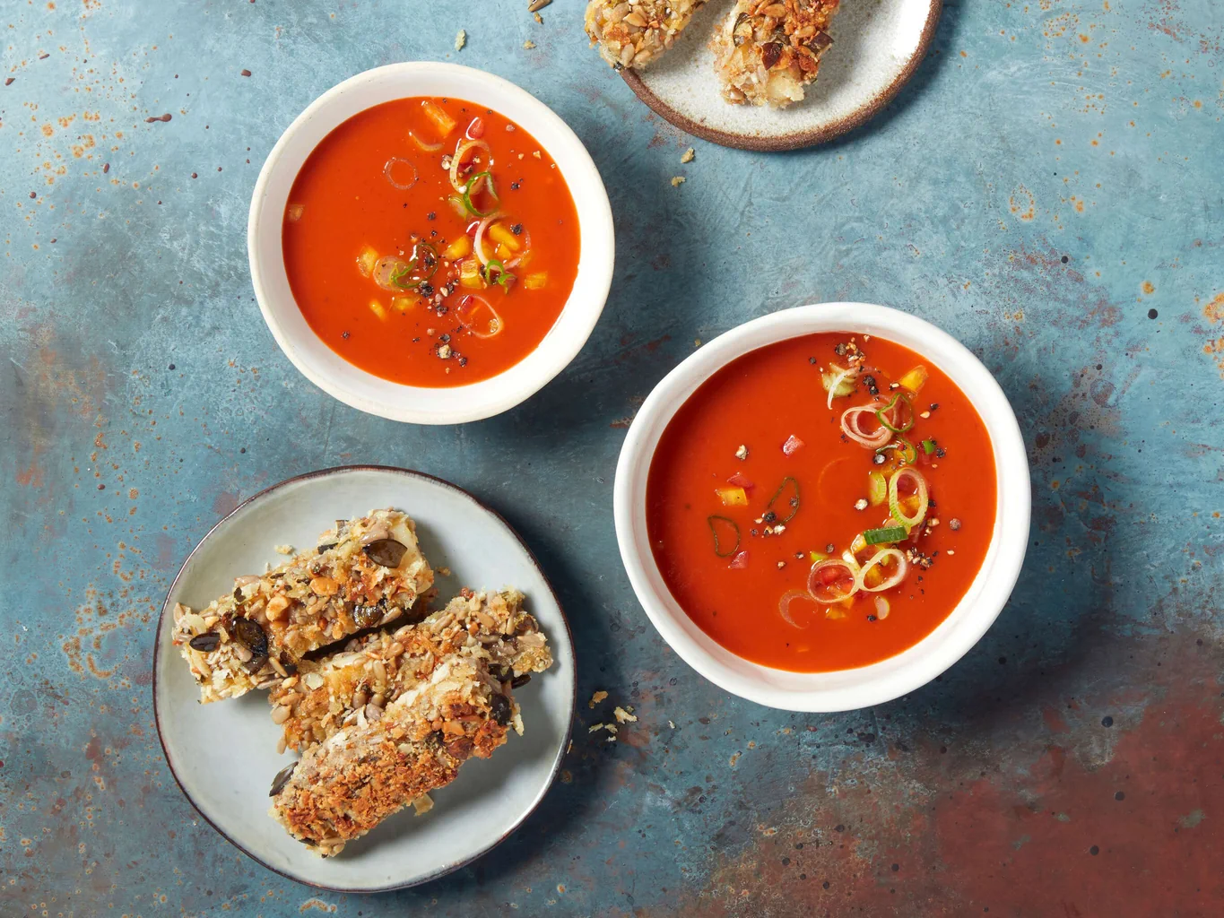 Fixfertiger Gazpacho mit Nuss-Käse-Sticks