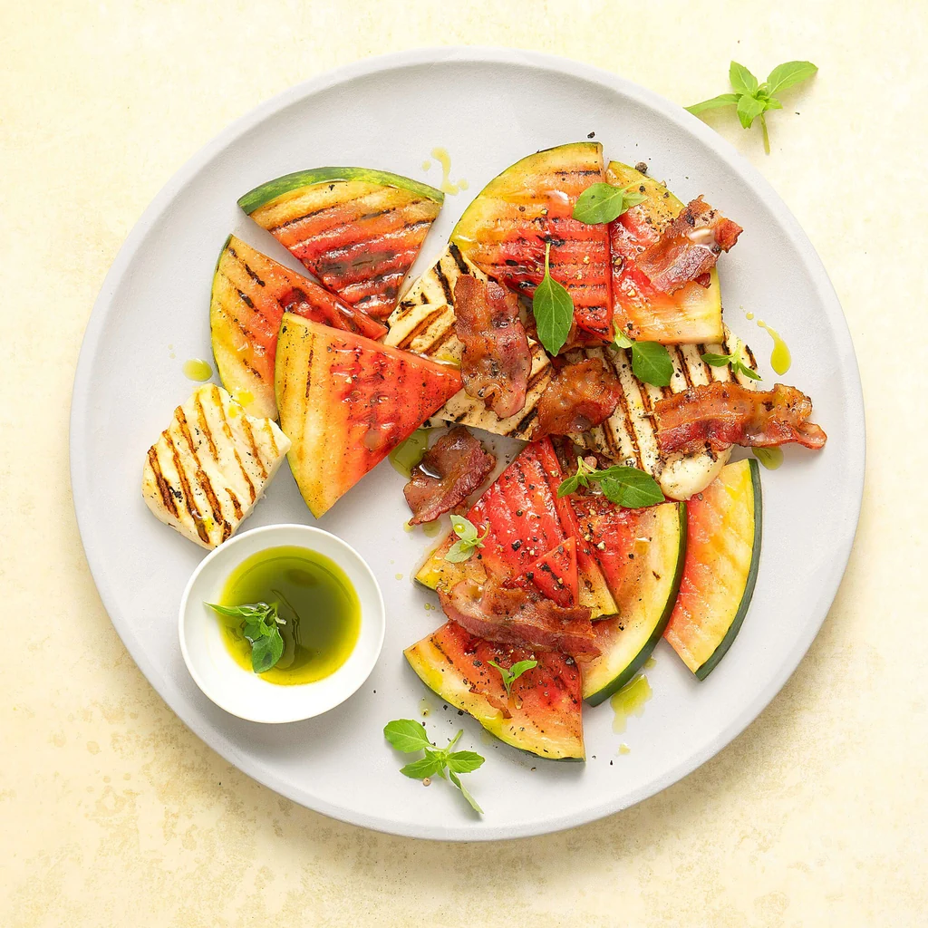 Grillierte Wassermelone mit Halloumi und Speck