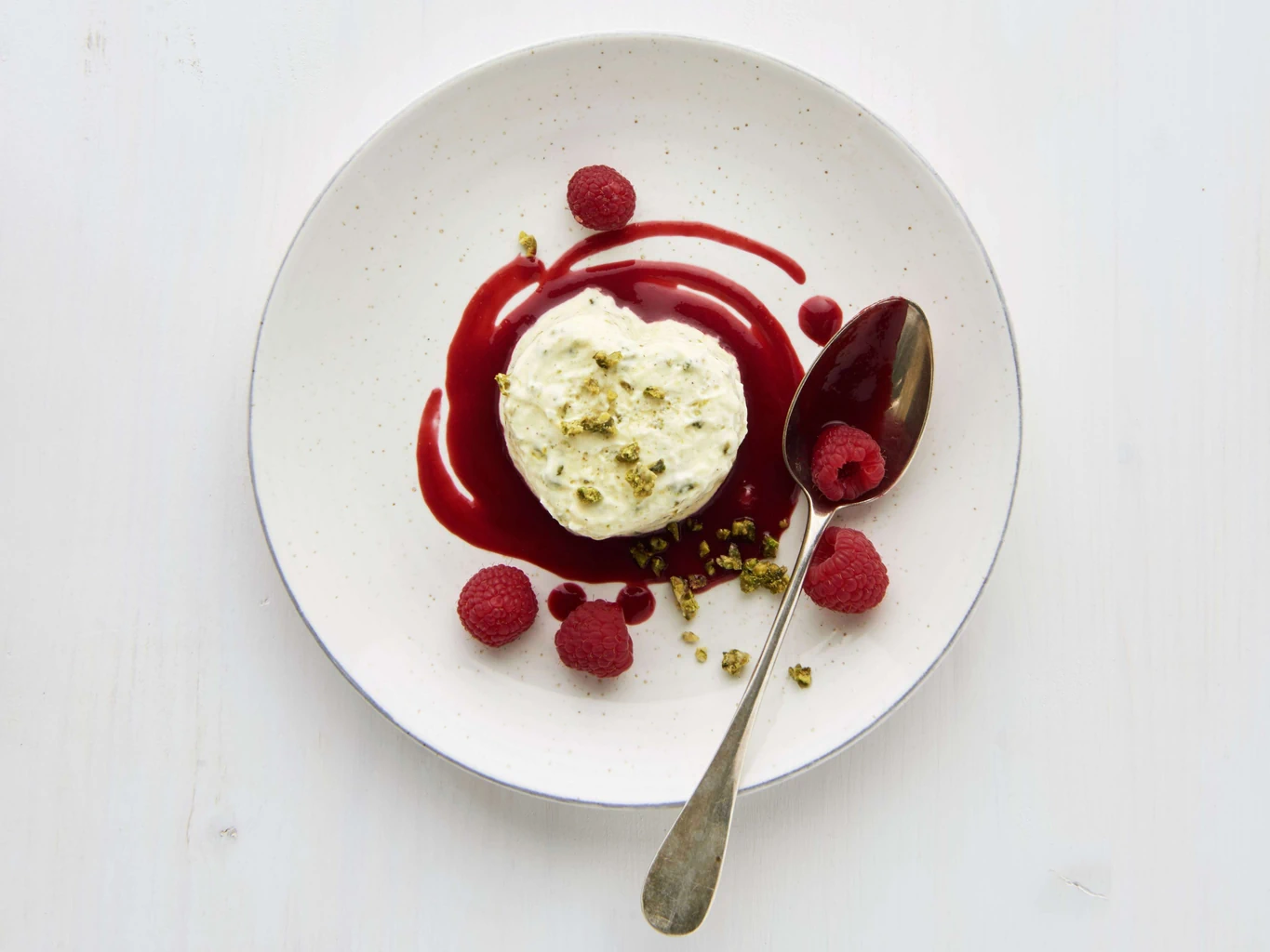 Parfait mit Pistazien-Krokant und Himbeercoulis