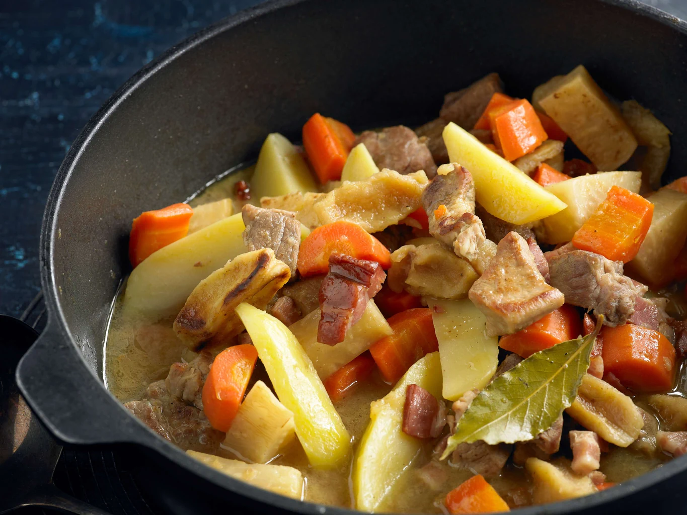 Eintopf mit Fleisch und getrockneten Früchten