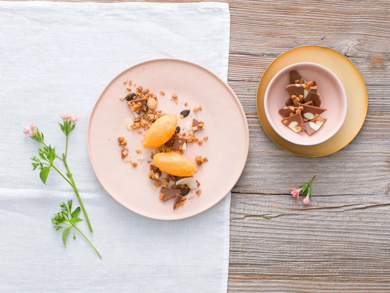 Sorbetto di melone con granola e cioccolato