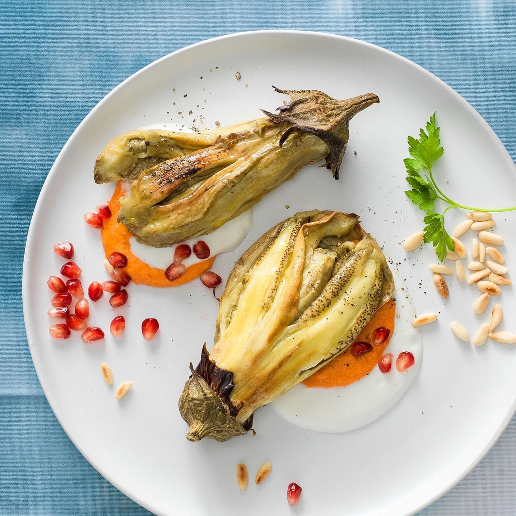 Gebackene Aubergine auf Romesco-Sauce