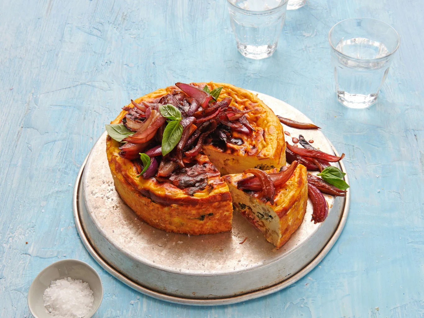 Salziger Ricotta-Kuchen mit caramelisierten Zwiebeln