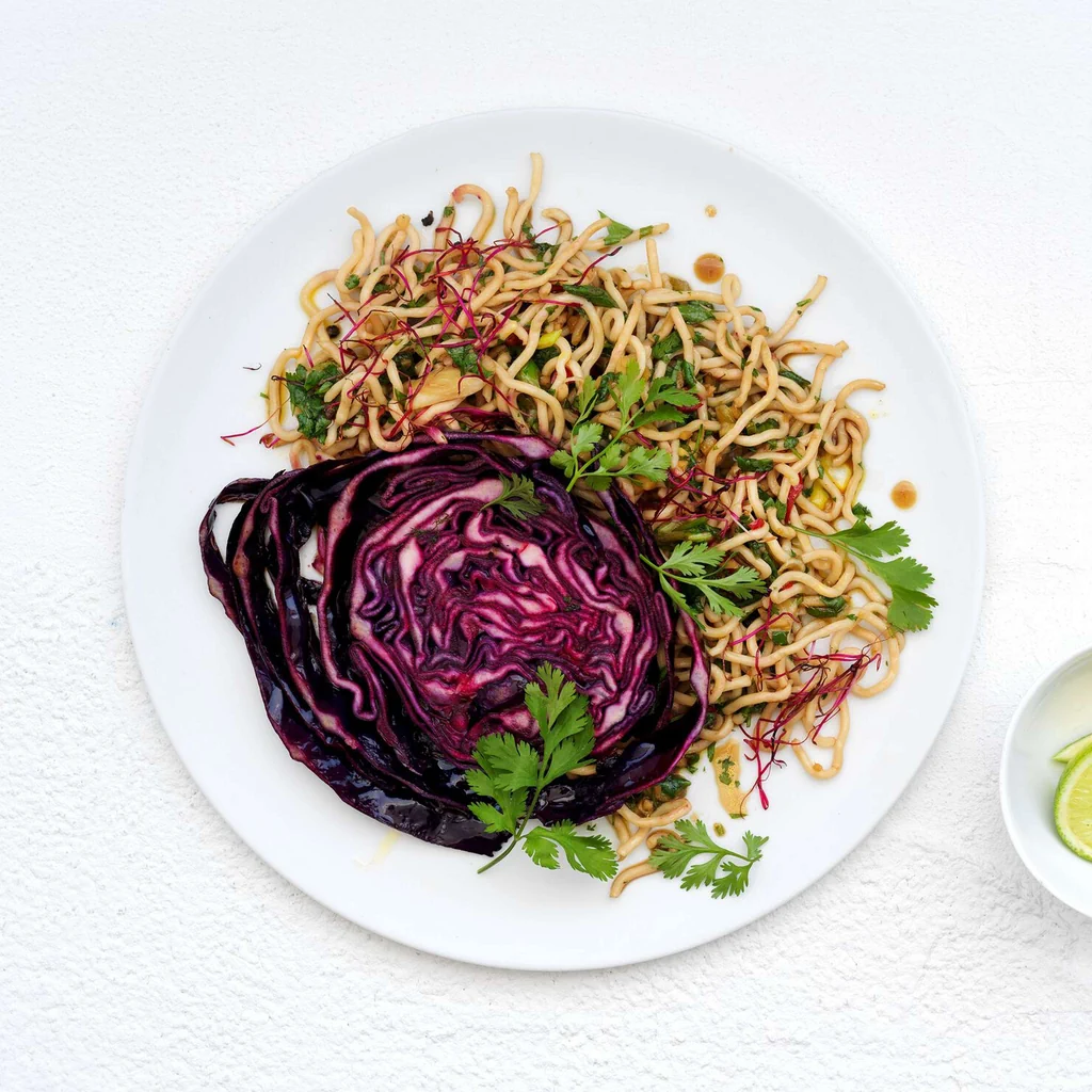 Steak de chou rouge avec salade de mie noodles