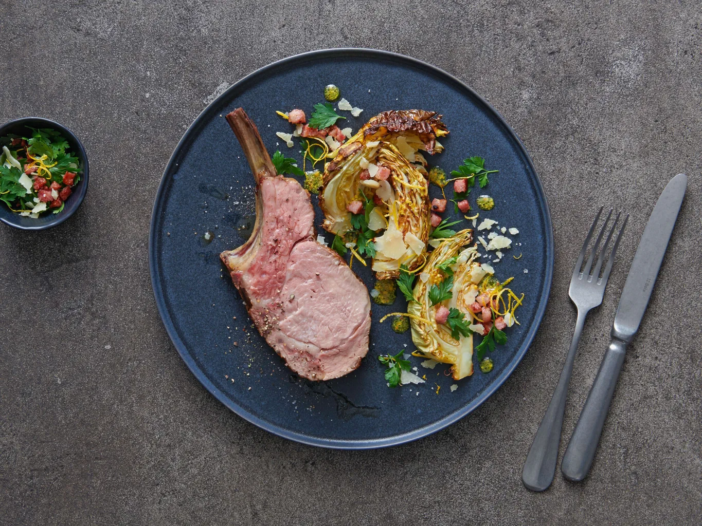 Kalbsrack mit Kabis und Speck-Gremolata