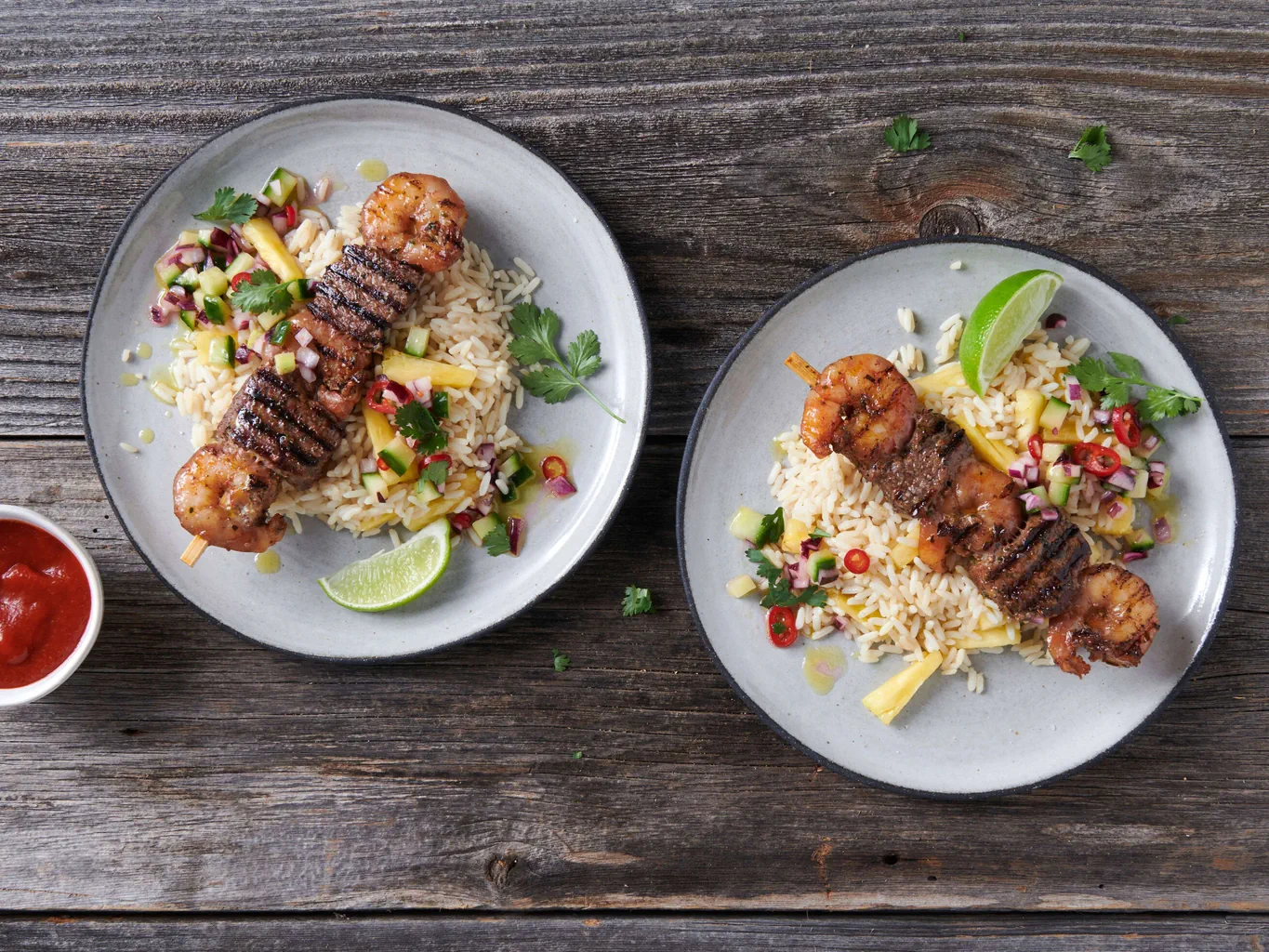 Spiedini surf & turf con riso all'ananas