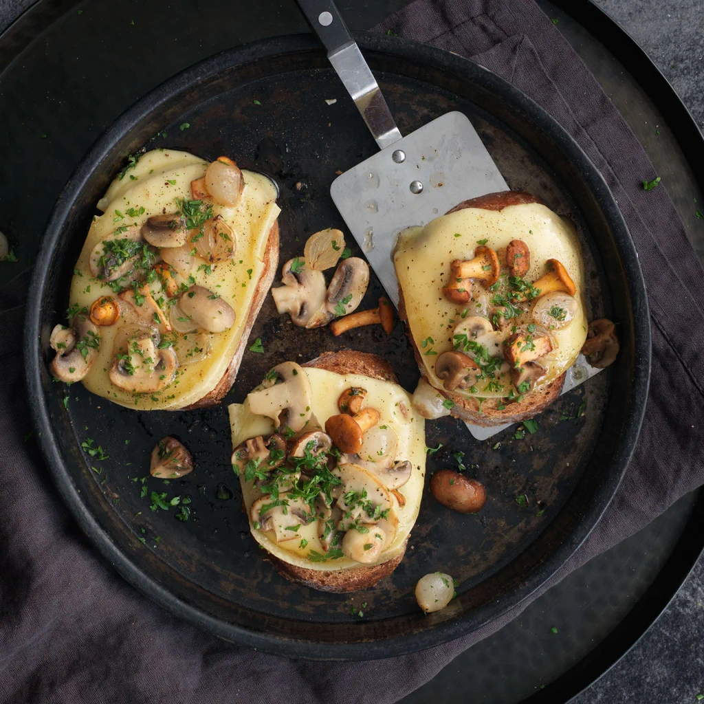 Raclette-Schnitte mit Pilzen