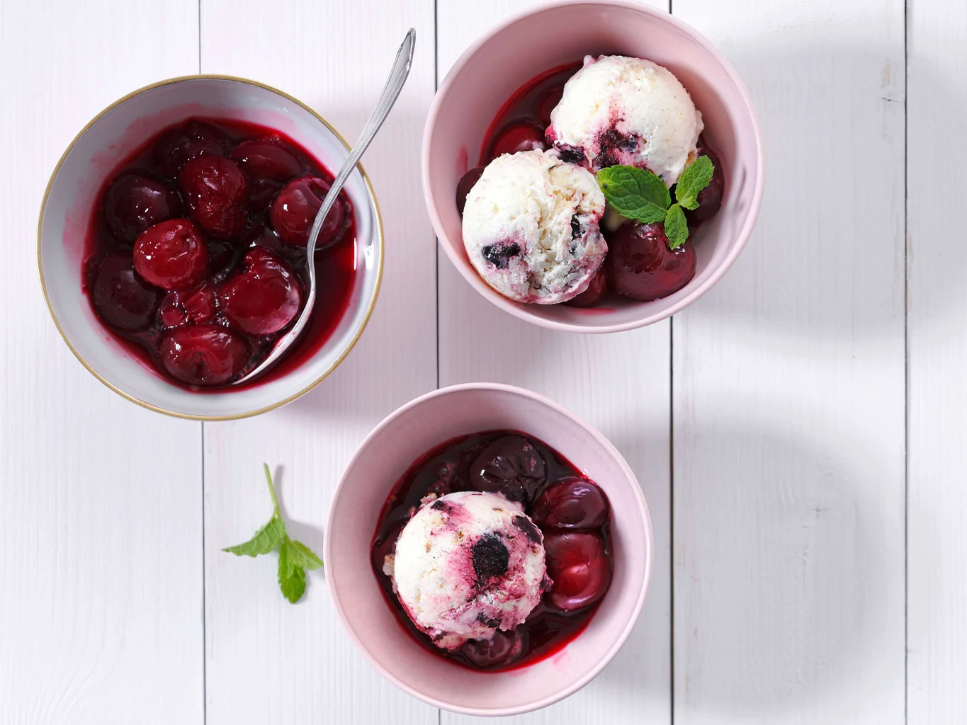 Joghurt-Schoko-Glace mit eingelegten Kirschen