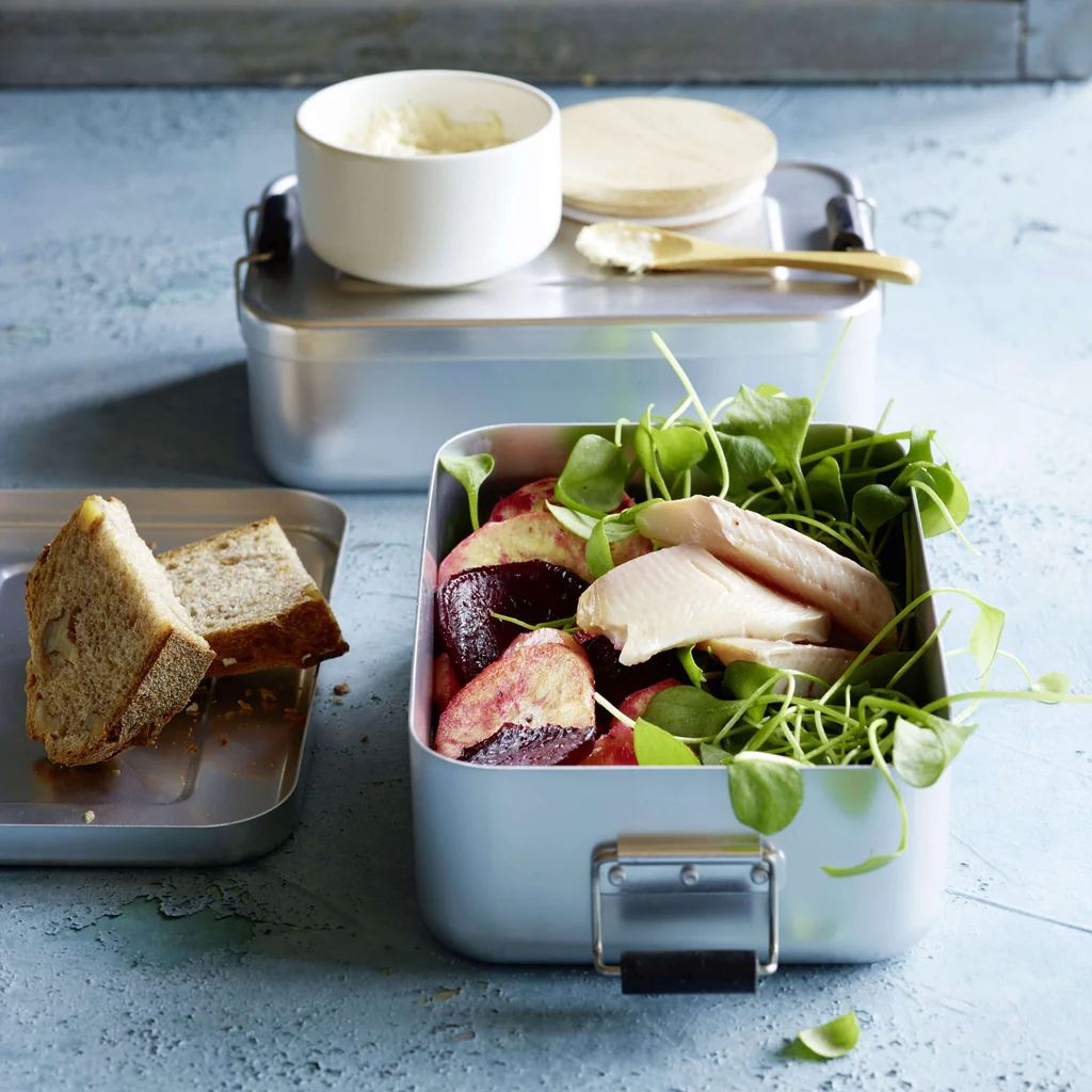 Wurzelgemüsesalat mit geräucherter Forelle