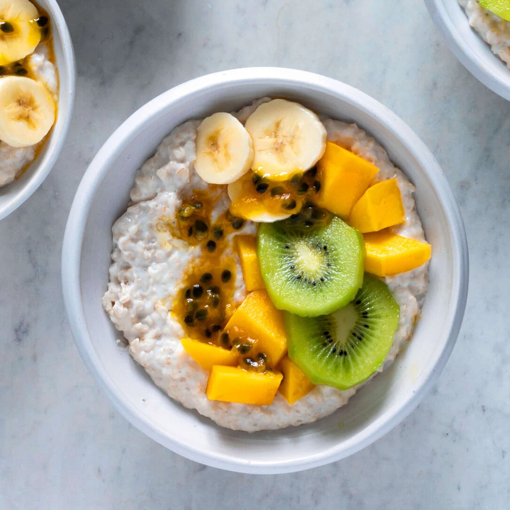 Porridge con mango, kiwi, banana e frutti della passione