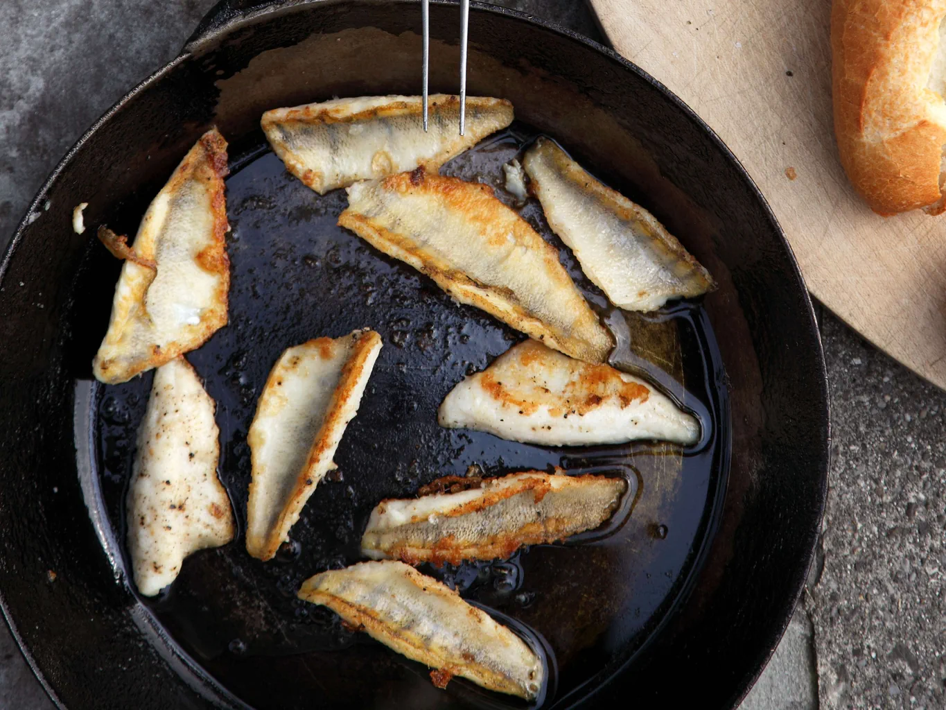 Eglifilets mit Tomaten und Baguette