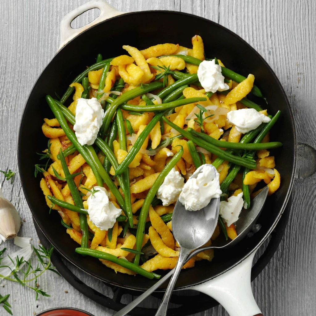 Padellata di spätzli e cornetti con formaggio