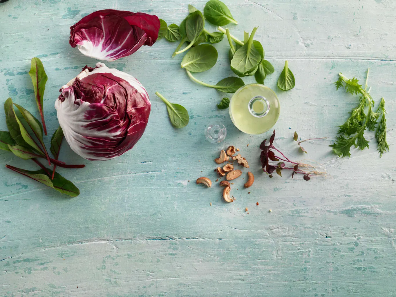 Salade mêlée et chicorée rouge avec vinaigrette à l’ail