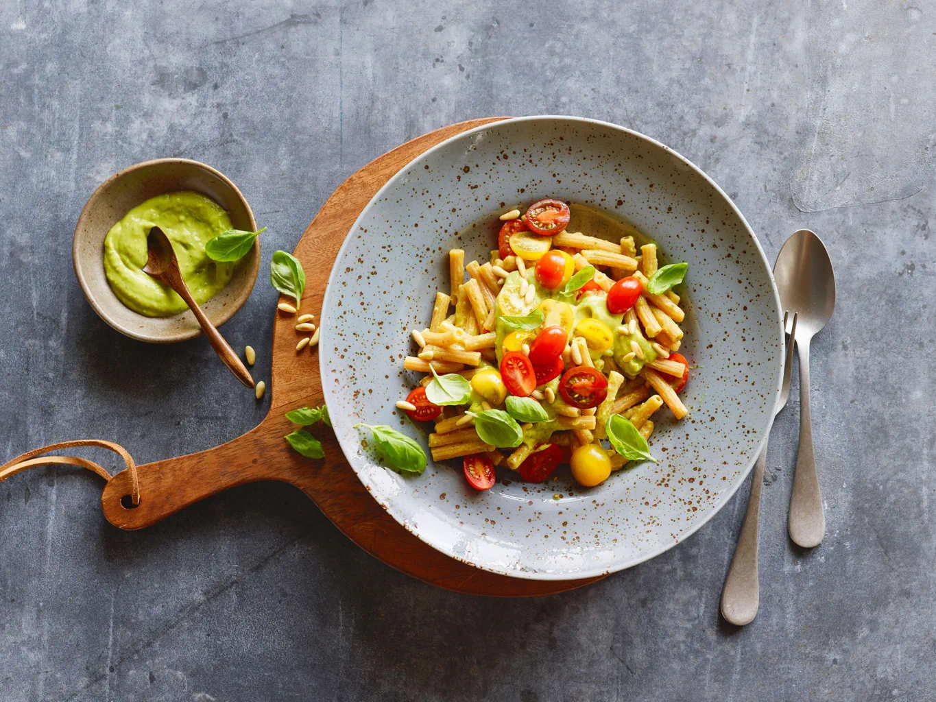 Rote-Linsen-Pasta mit Avocadocreme