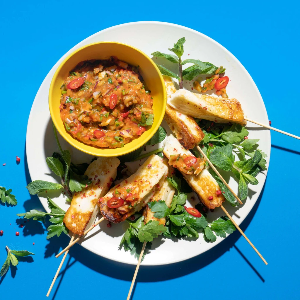 Spiedini di halloumi con salsa di pomodoro