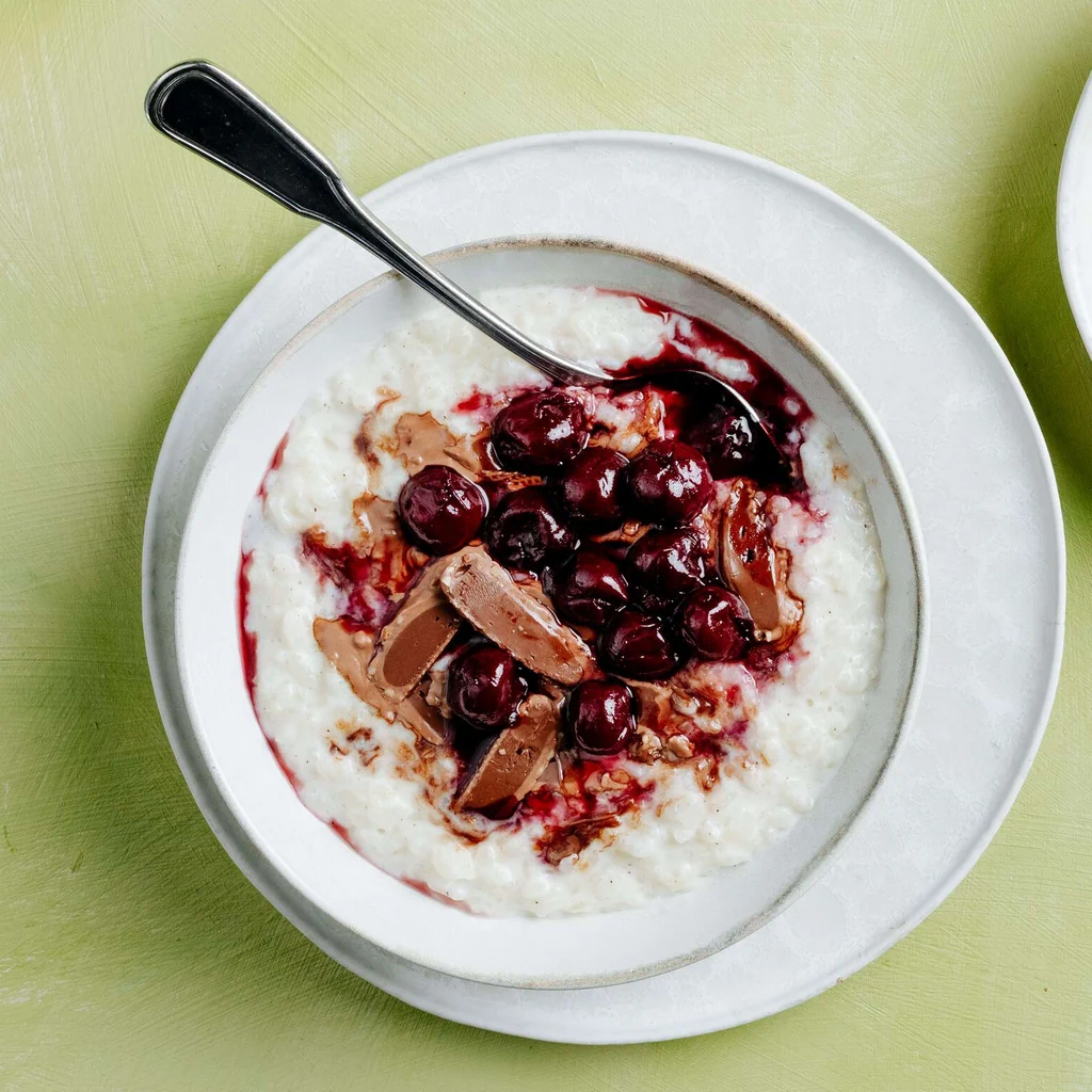 Schoggistängeli-Milchreis mit Kirschen