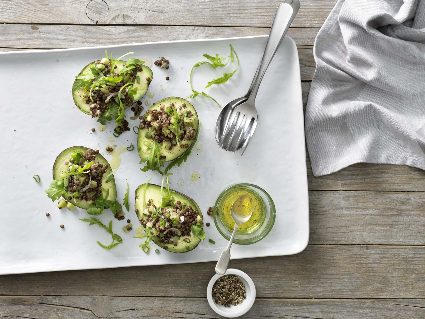 Belugalinsen-Kiwi-Salat auf Avocado