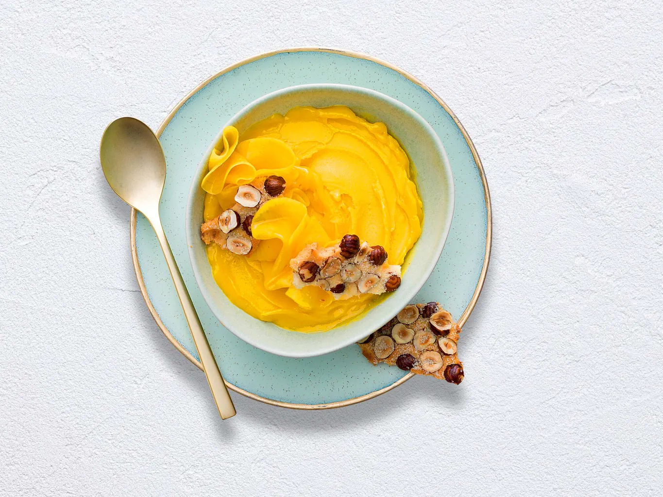Mangosorbet mit Haselnusshippe