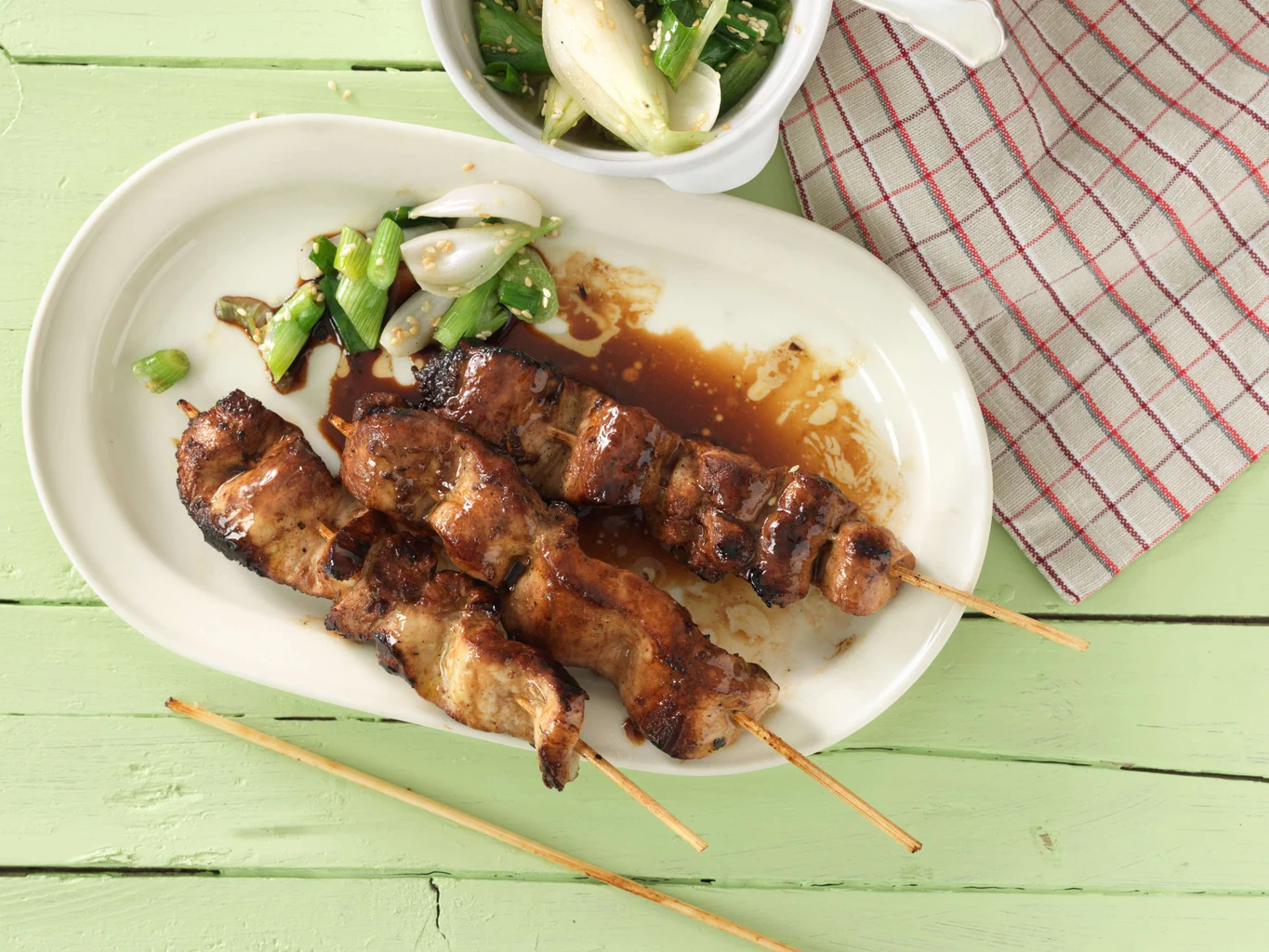 Schweinsspiesse mit Teriyaki-Sauce und Frühlingszwiebeln