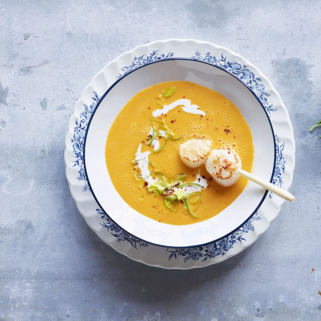 Lauch-Kürbis-Suppe mit Jakobsmuscheln