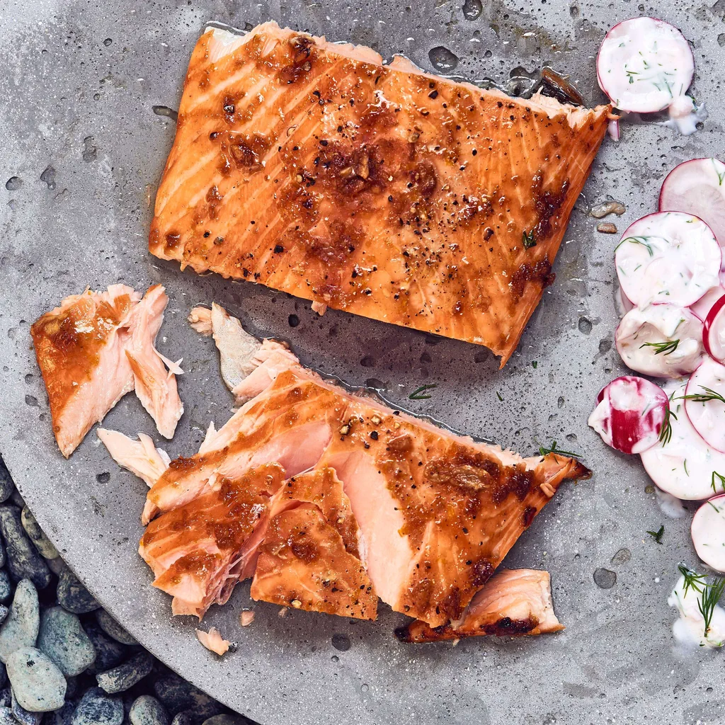 Filetto di salmone su legno di cedro
