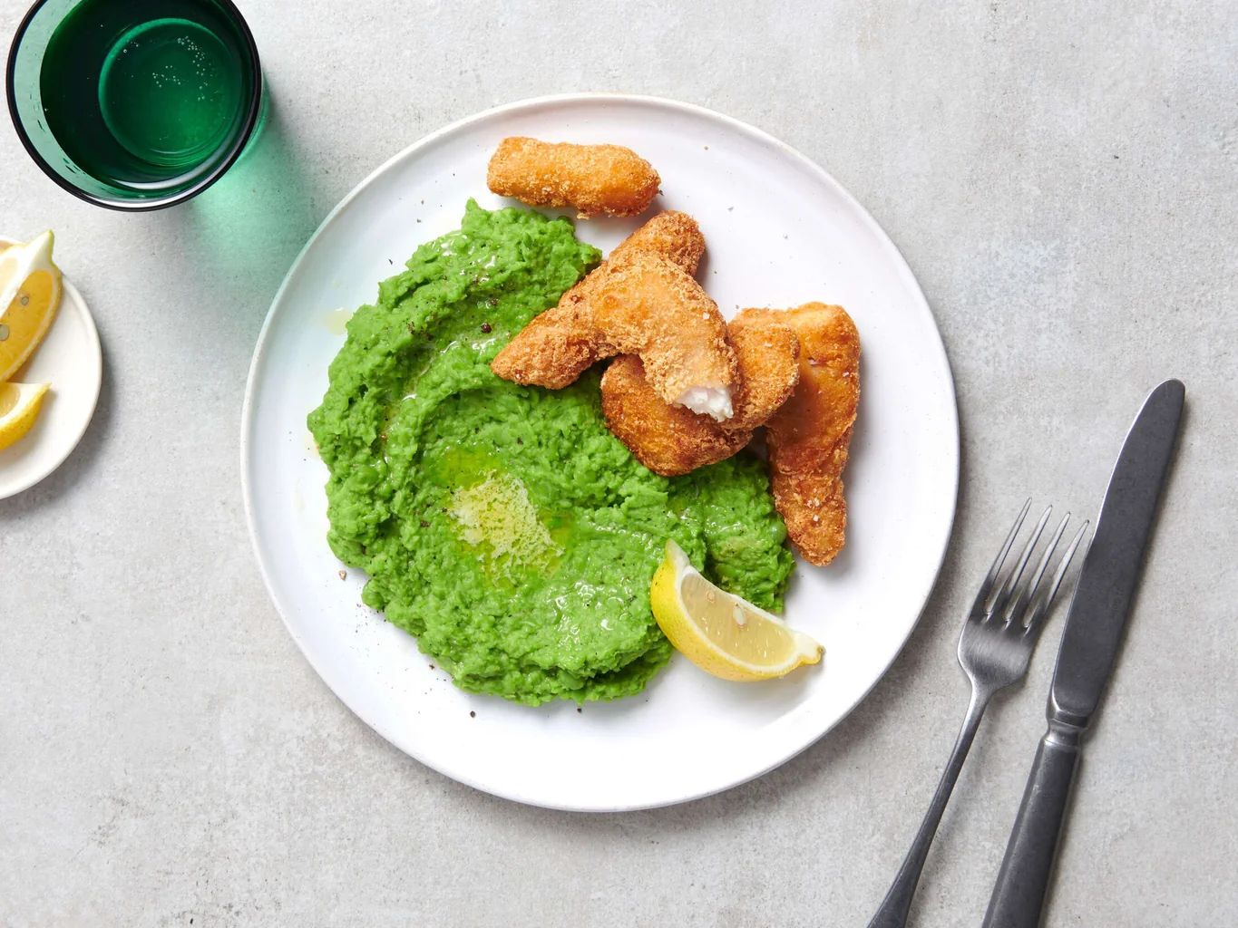 Purée de petits pois avec beignets de poisson