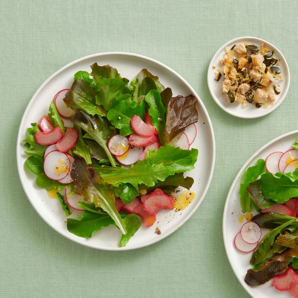 Salade printanière et crumble au fromage