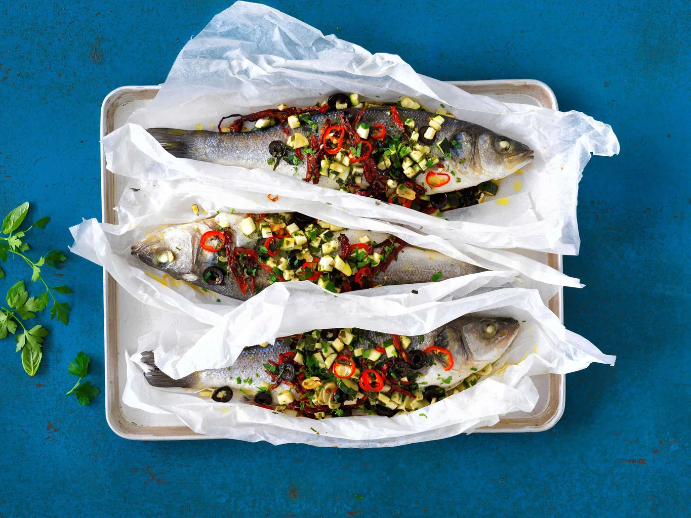 Branzino con verdure e olive
