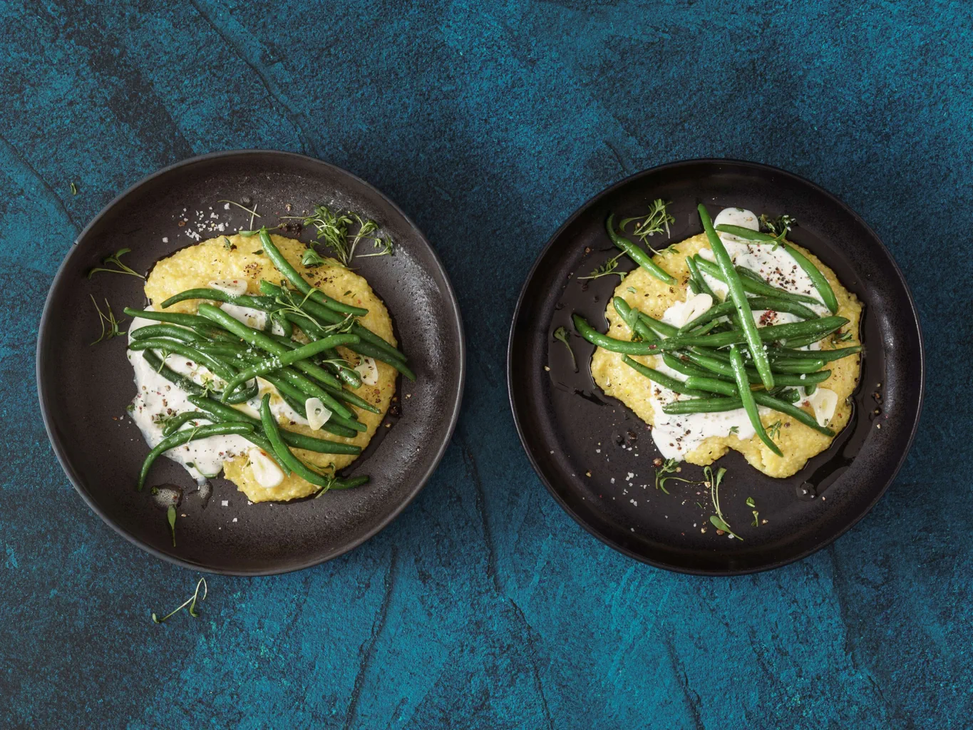 Fagiolini con mascarpone alle erbe su polenta