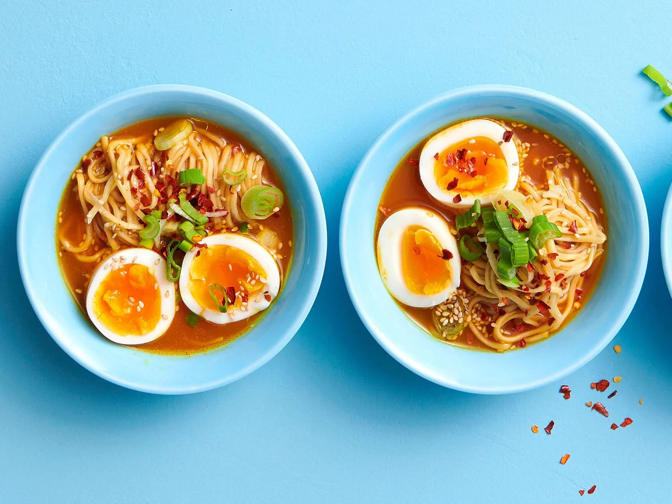 Wachsweiche Eier mit Karotten-Ramen