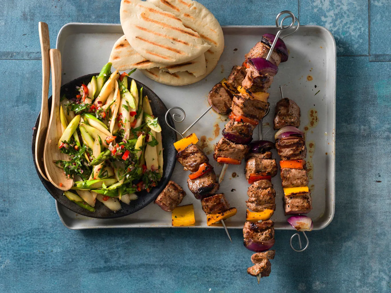 Brochette d'agneau avec salade d'asperges crues