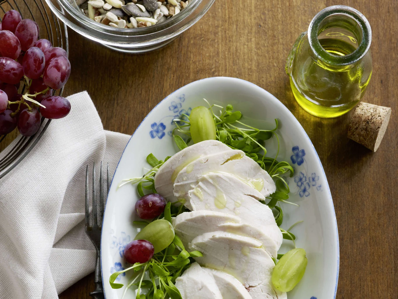 Pollo freddo con uva, semi e germogli