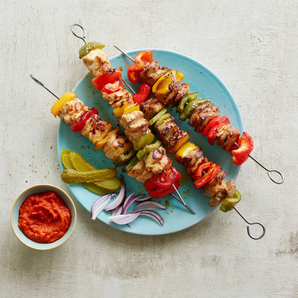 Grillierte Fleisch- und Peperonispiesse