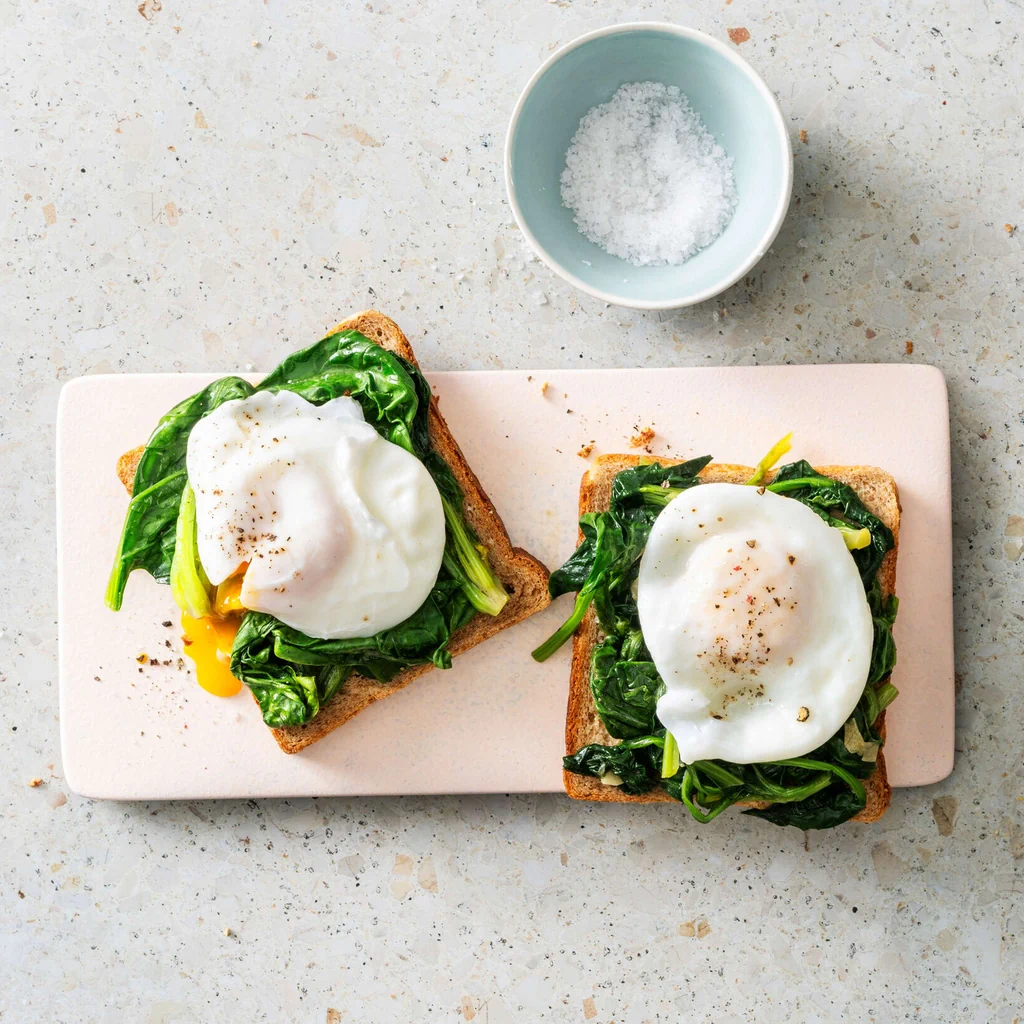 Pochiertes Ei auf Spinattoast